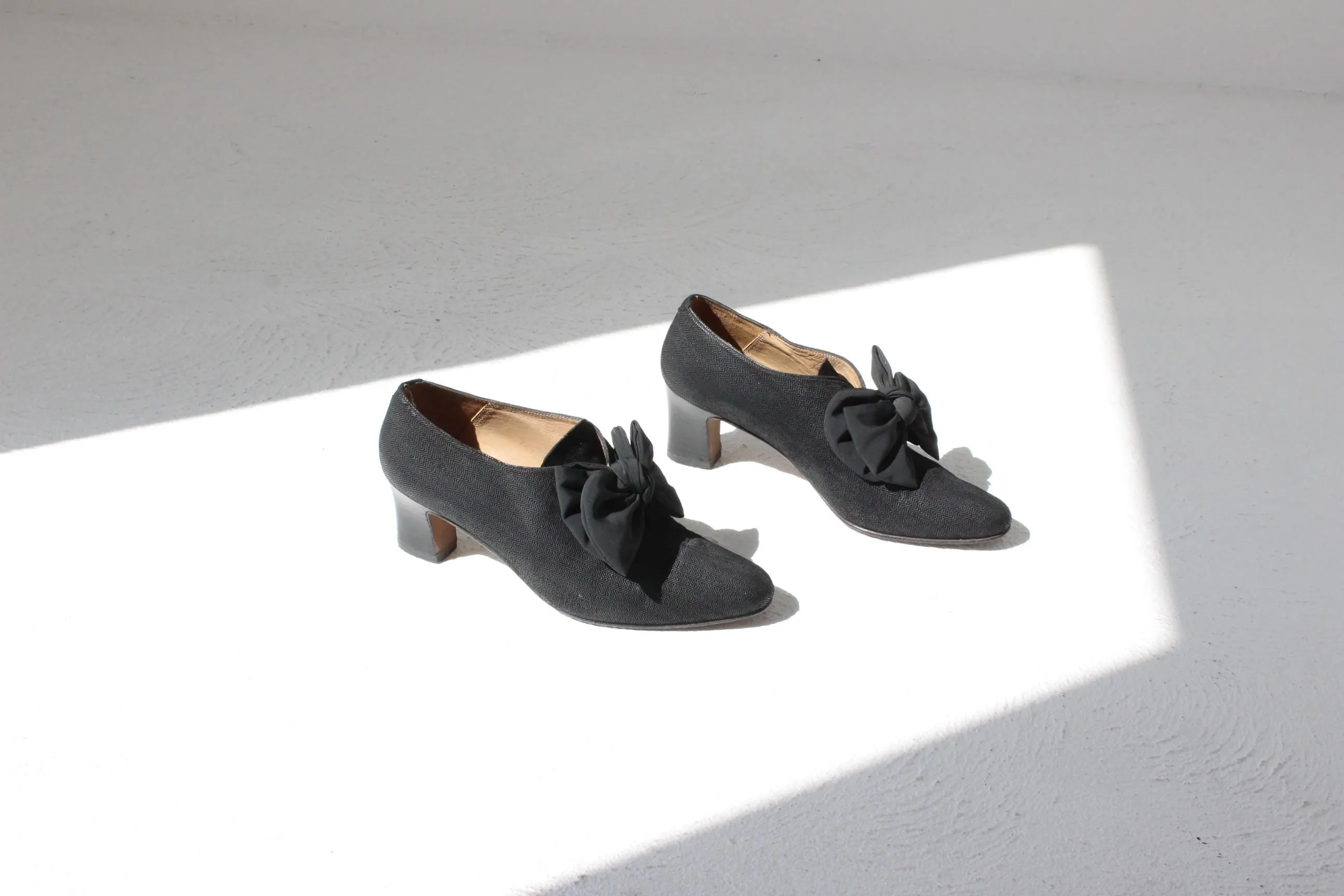 Spanish Vintage 80s Paco Herrero Victorian Style Shoes with Bow and Mid Heel - Euro 36